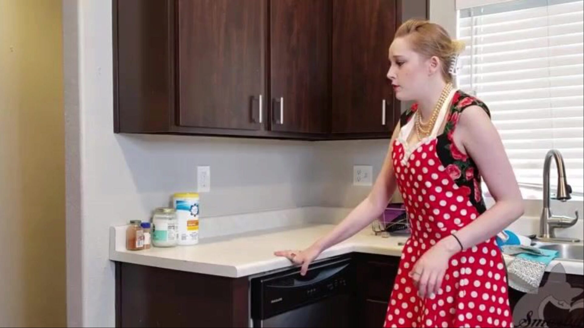 Mother helps her Daughter Move on from Ex - Realistic Ding-Dong Scene