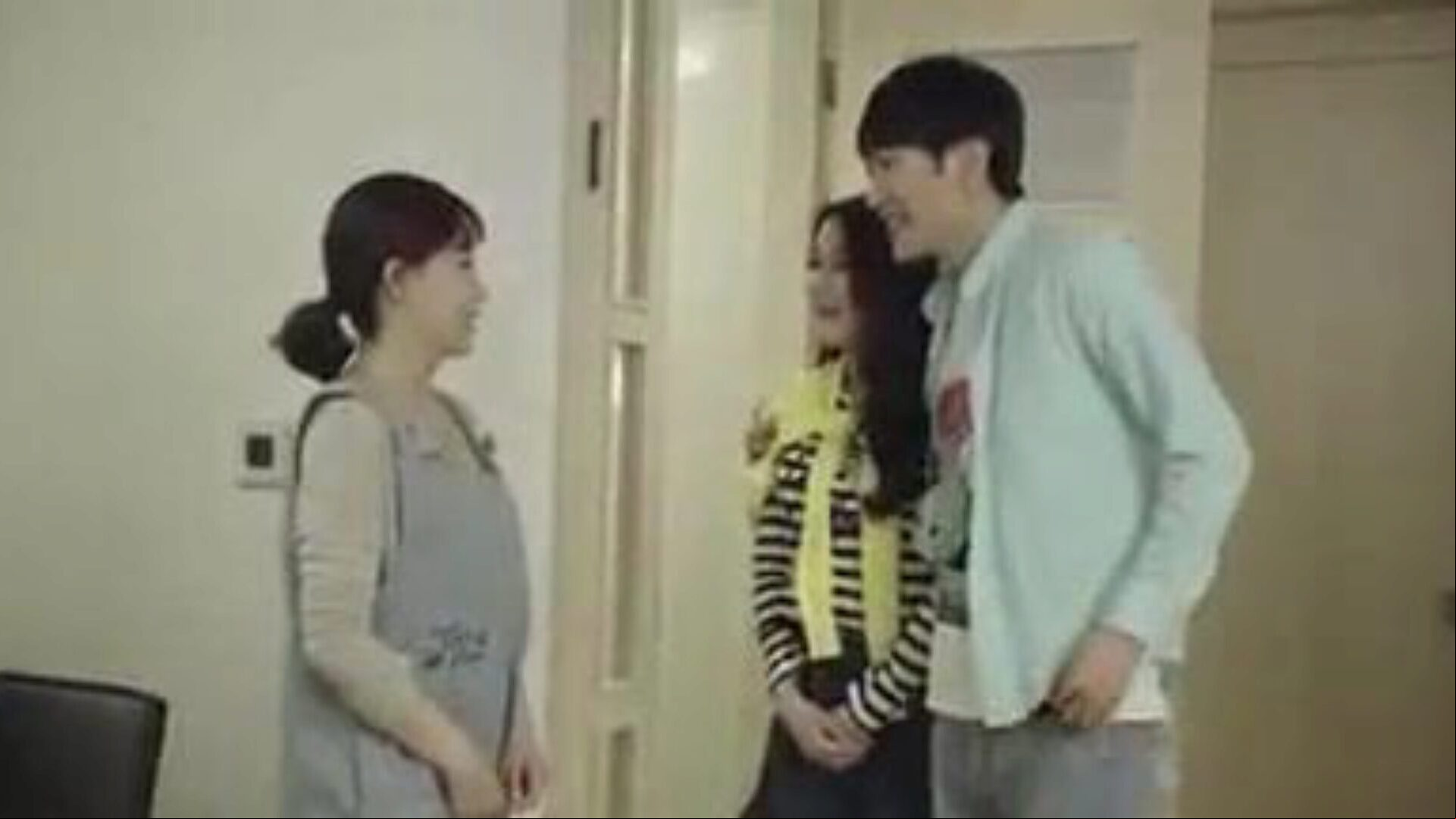 mamma og sønns venn knuller på kjøkkenet - koreansk film koreansk filmklipp - mamma og sønns venn knuller på kjøkkenet i løpet av den tiden sønnen slo med kjæresten sin på soverommet